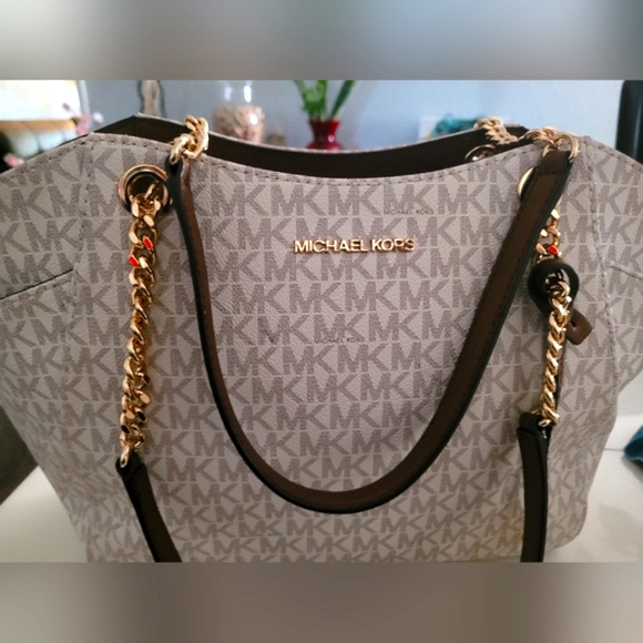 Michael Kors Jet Set Vanilla Shoulder Bag in Very Good Pre-loved Condition! - Picture 4 of 7